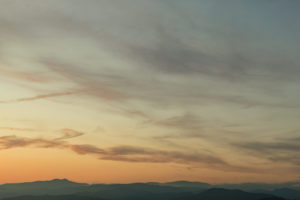 山の背に、夕空の余韻