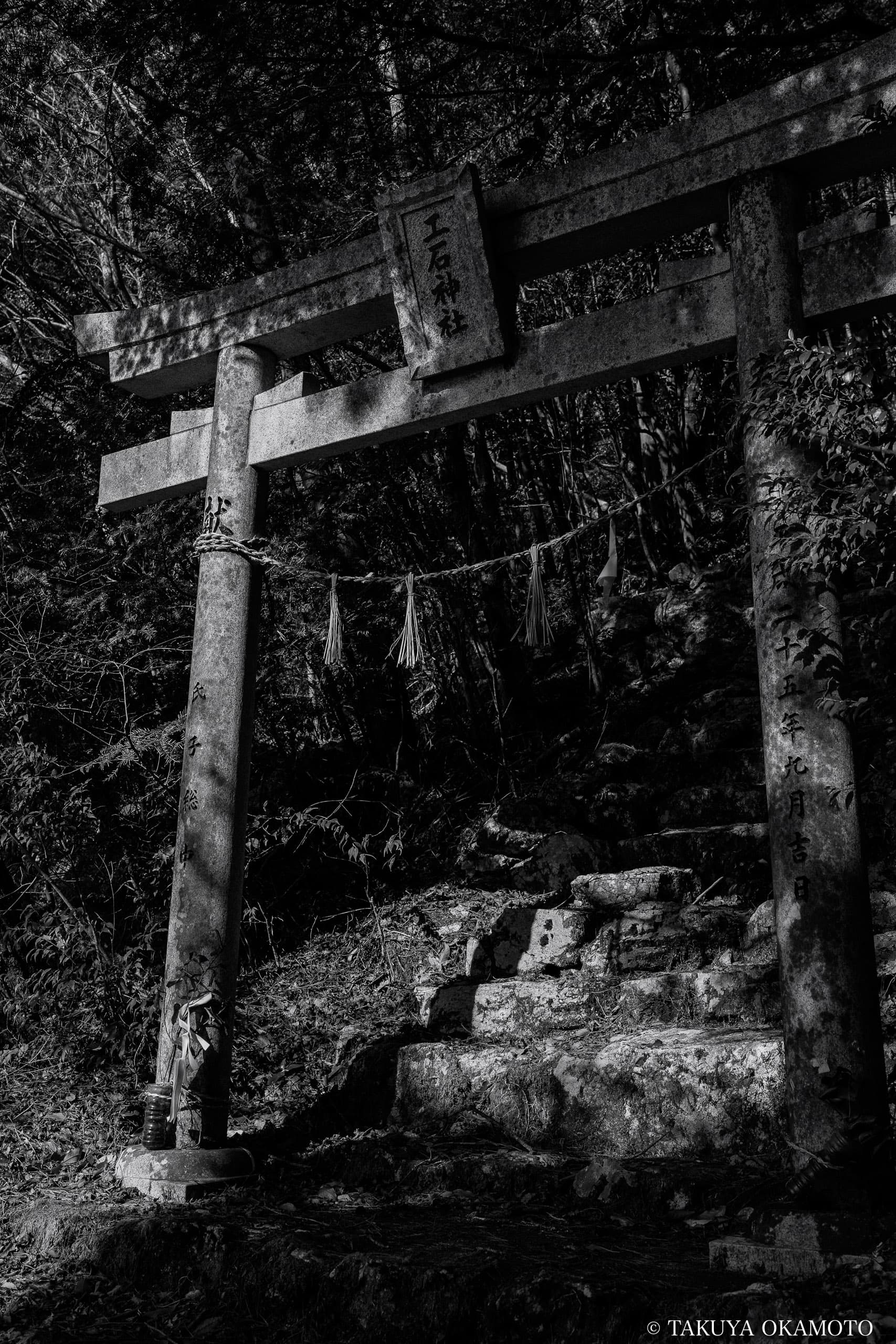 高知県高知市 工石山（妙体岩ルートの登山口には、工石神社の鳥居がある）