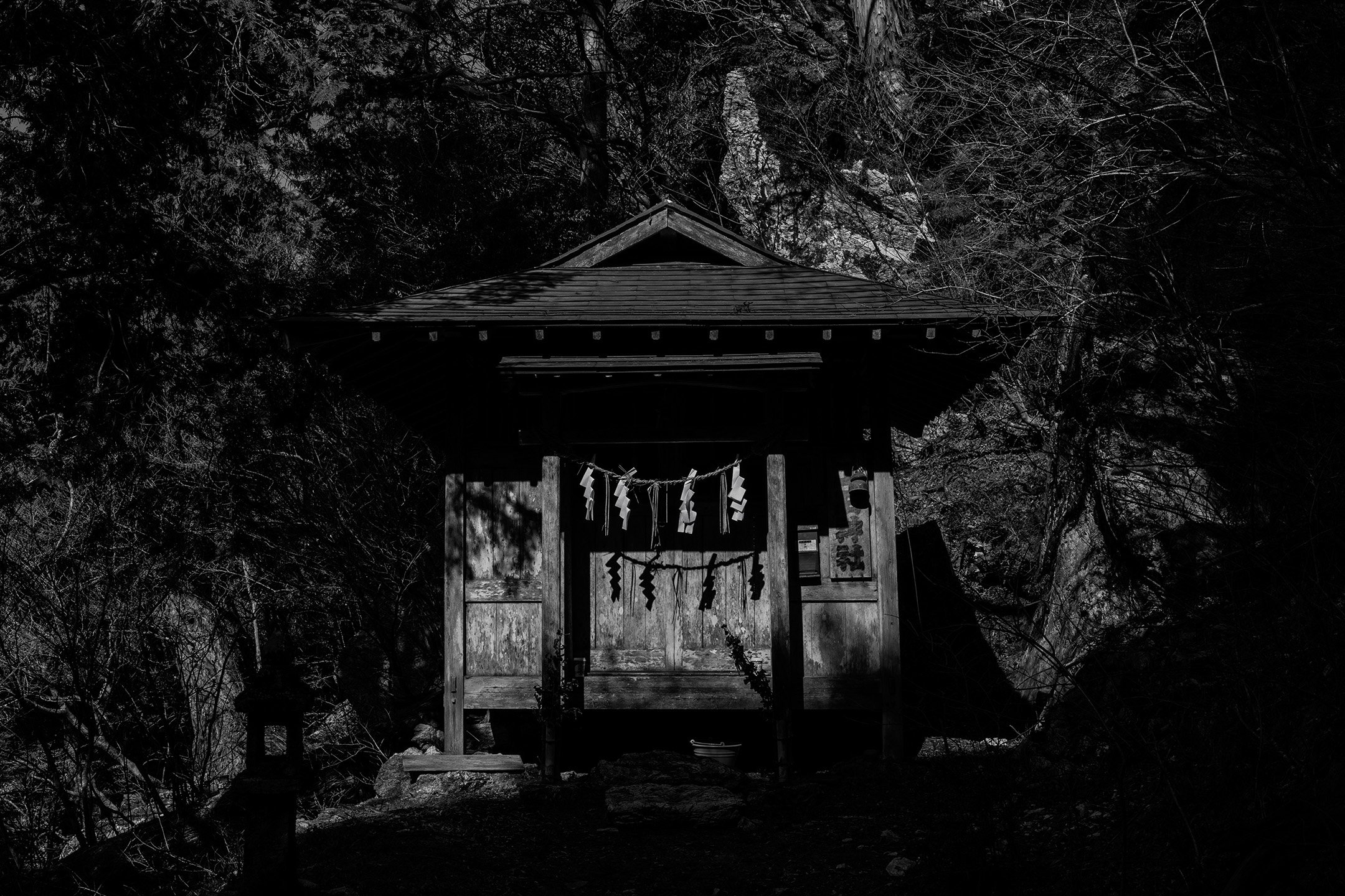 工石神社（山頂） - 写真集「into the forest : kuishi」