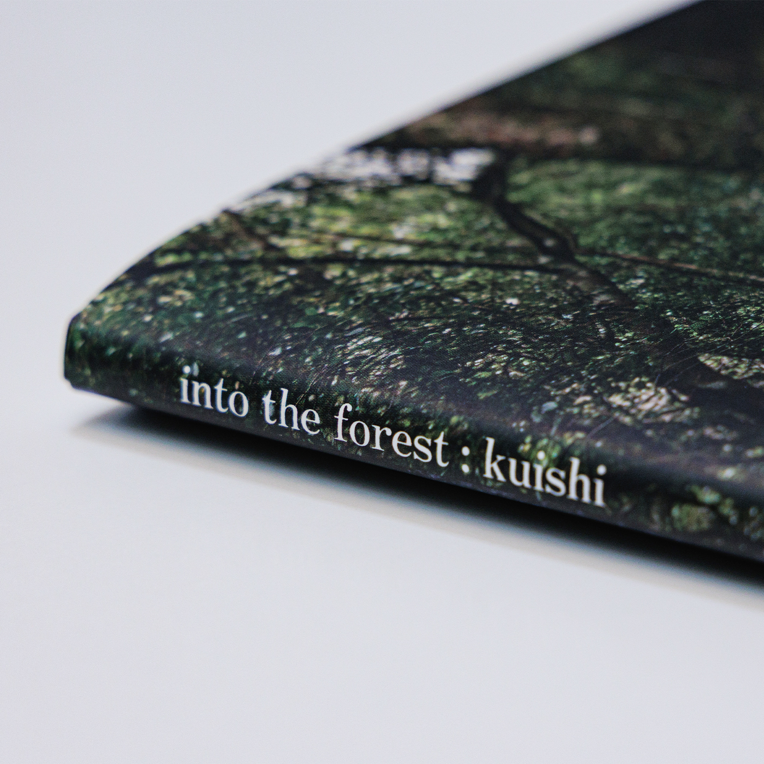 写真集「into the forest : kuishi」 背表紙
